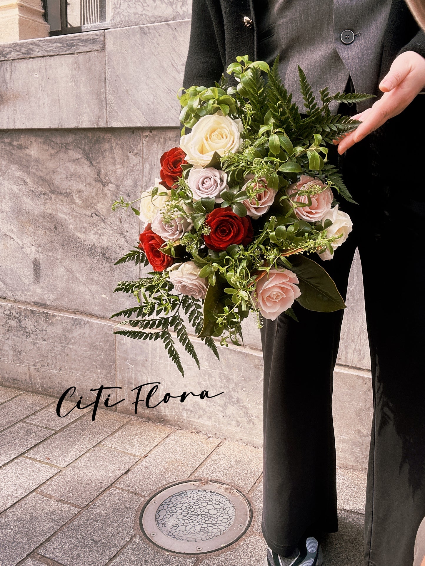 (AV14) Dozen Mixed Roses Bouquet