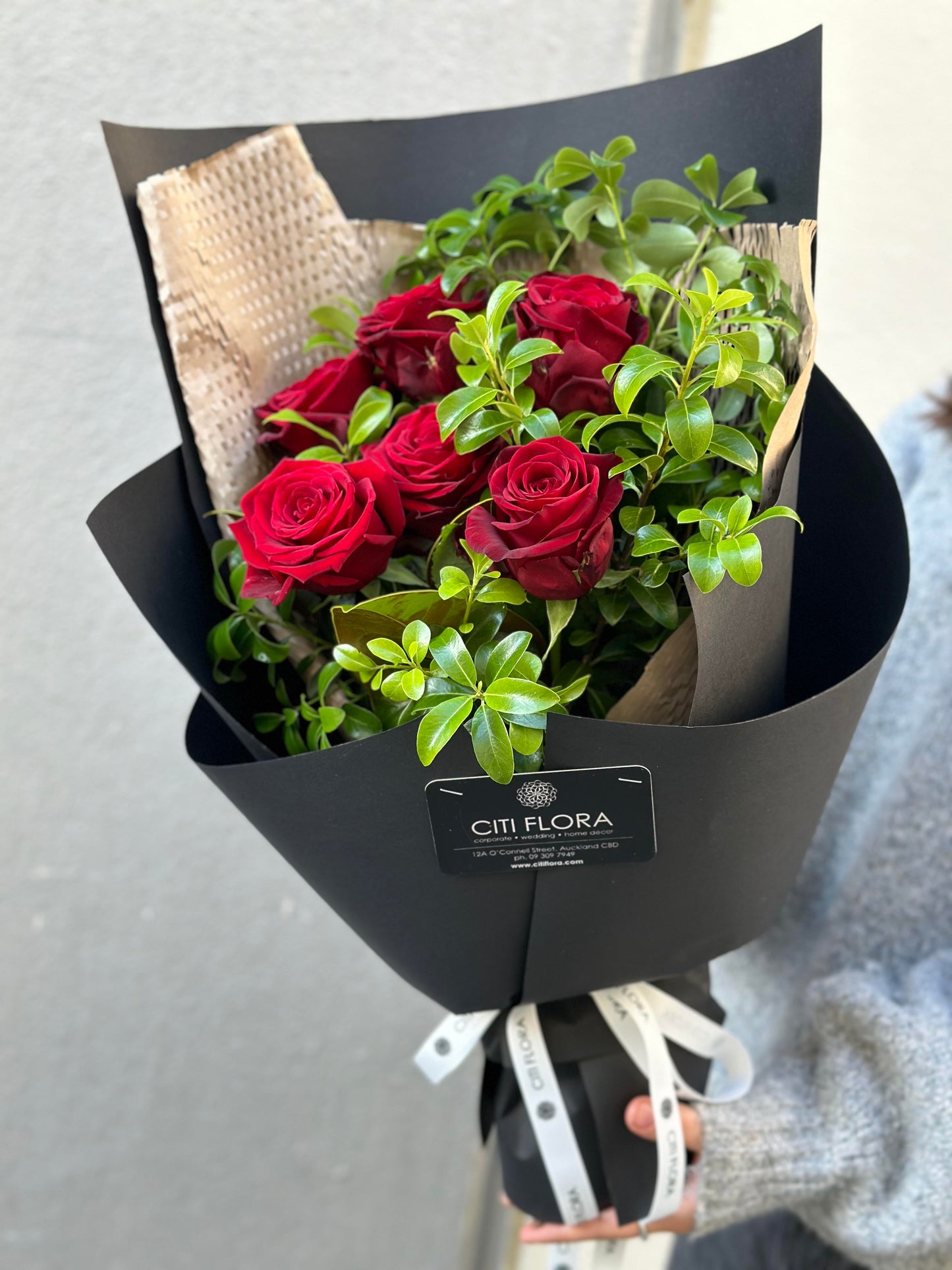 (AV11) Half dozen red roses