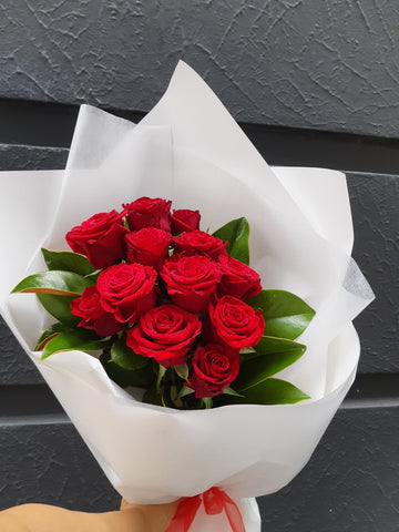 (AV99) Short-stemmed Red Roses